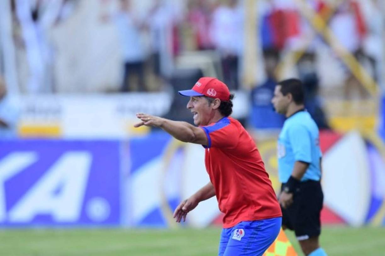 Pedro Troglio dando indicaciones a sus jugadores.