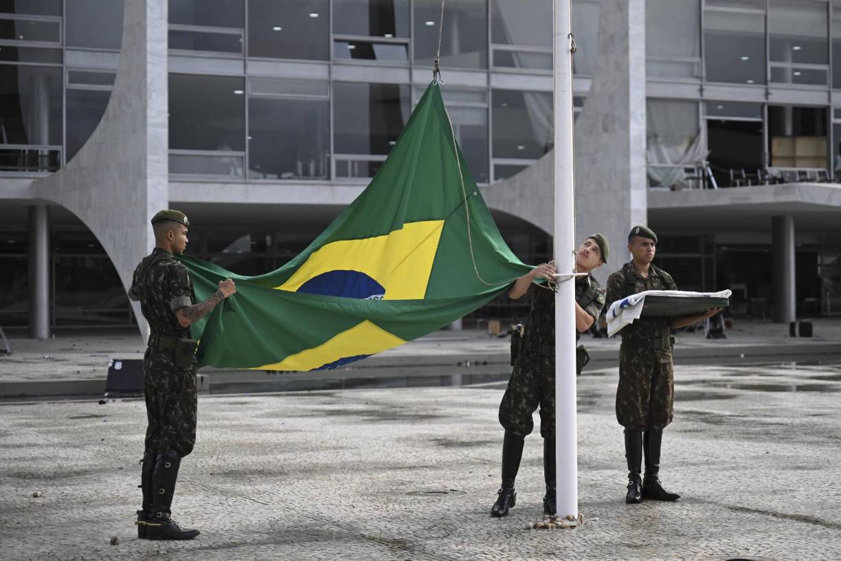 “Fue algo que nunca imaginé ver. Es depredación, vandalismo, caos y destrucción”, manifestó en un video con las imágenes de los locales invadidos el ministro de la Secretaría de Comunicación del Gobierno, Paulo Pimenta.
