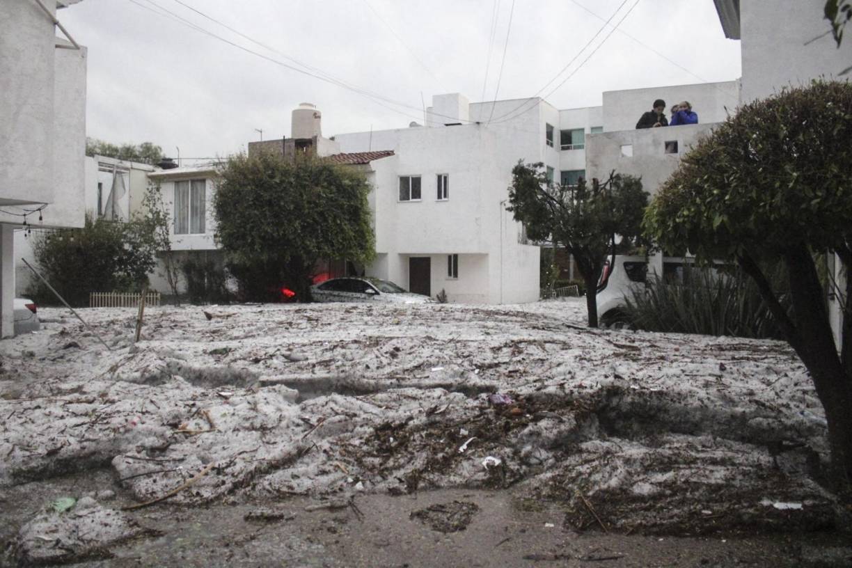 Además, decenas de calles y vialidades fueron cerradas debido a la acumulación del hielo y a los repentinos ríos de agua que se crearon por las intensas lluvias.