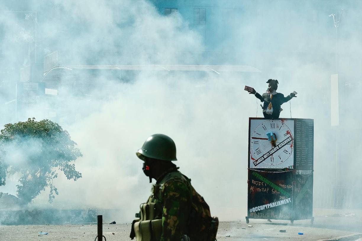 El líder de la oposición y ex primer ministro de Kenia, Raila Odinga, acusó al Gobierno de emplear la “fuerza bruta” contra los “hijos de Kenia” a través de una “violenta y mortal represión de jóvenes manifestantes pacíficos”