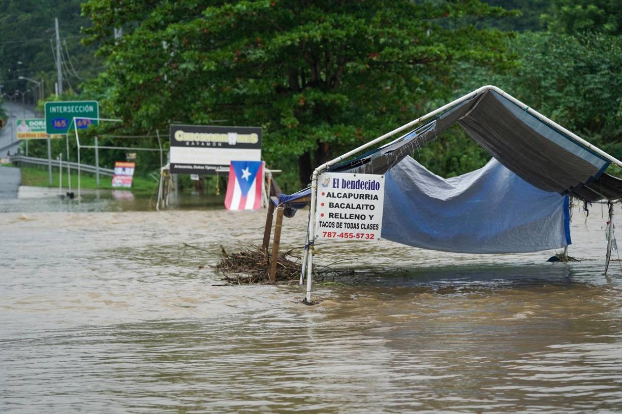 La agencia meteorológica advirtió desde el inicio de la jornada de inundaciones repentinas en la mayor parte de Puerto Rico y pronosticó acumulaciones totales de lluvia de entre 6 y 10 pulgadas (15 a 25 centímetros).