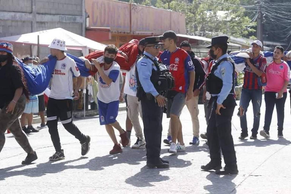 La barra del Olimpia pasaron primero por los anillos de seguridad de la Policía Nacional.