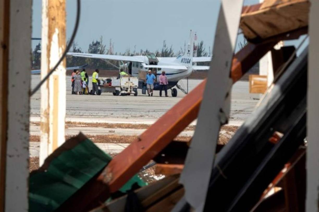 Un episodio causó polémica este lunes luego de que cientos de bahameños intentaron viajar a Florida, sin embargo fueron desalojados de una aeronave por no contar con visa. Según medios locales, los residentes de Las Bahamas solo requieren su pasaporte para ingresar a territorio estadounidense.