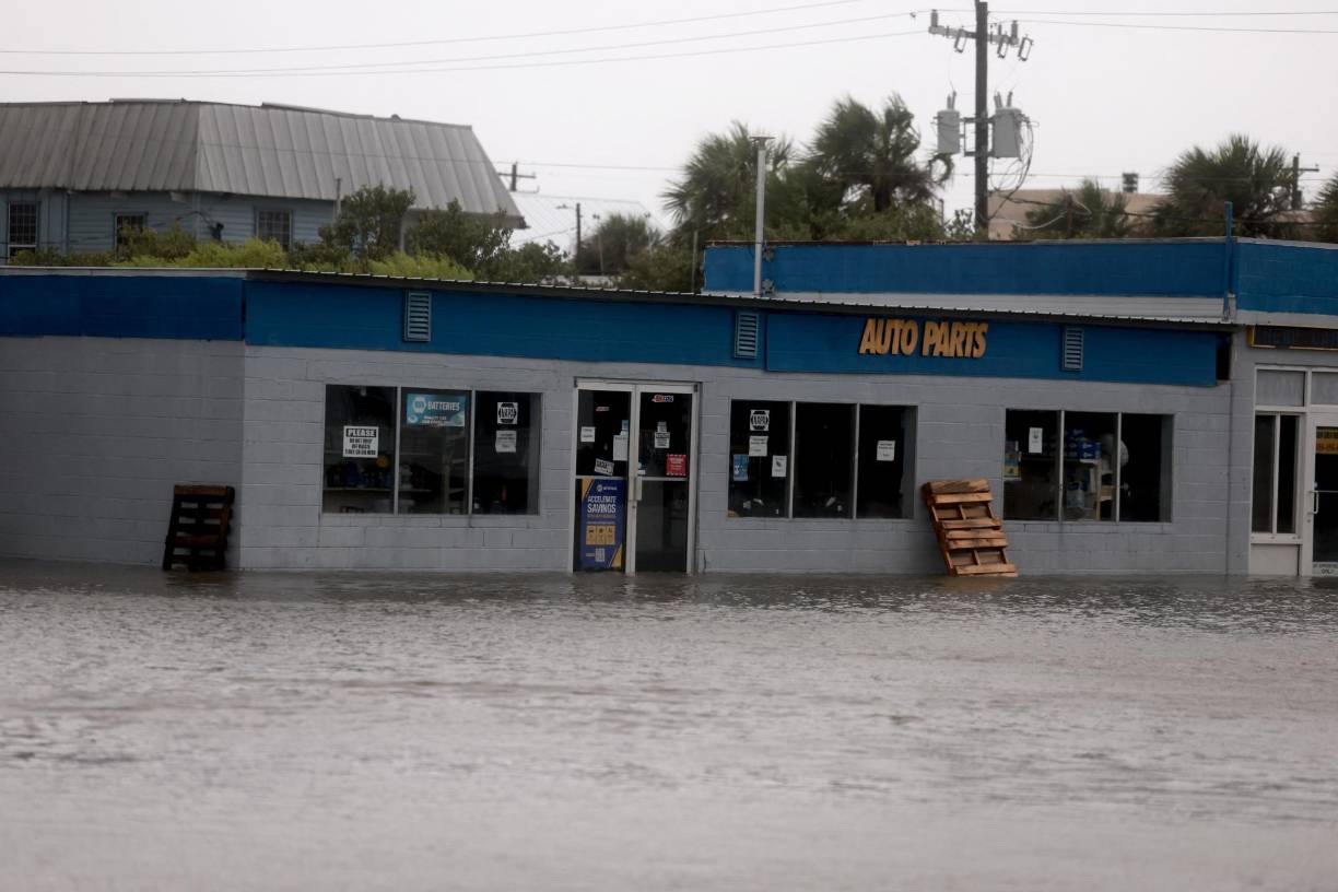 La velocidad de desplazamiento de la tormenta se frenará de forma drástica conforme se aleje de la costa, lo que provocará “un episodio de lluvias extremas de larga duración” en las zonas atravesadas, añadió. 