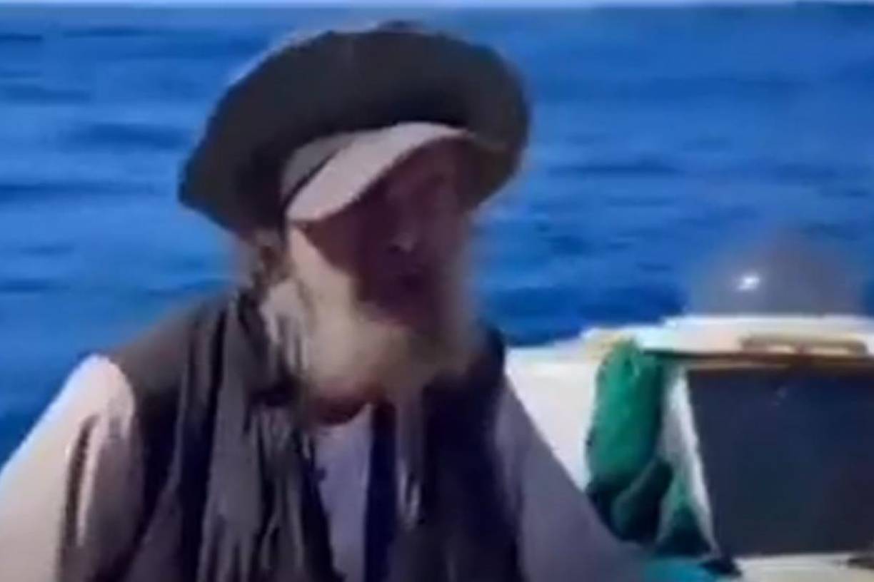  Sin embargo, miembros de la tripulación dieron aviso al capitán de la embarcación, <b>Óscar Meza</b>, ya que avistaron a un hombre flotando en una embarcación averiada en aguas internacionales.