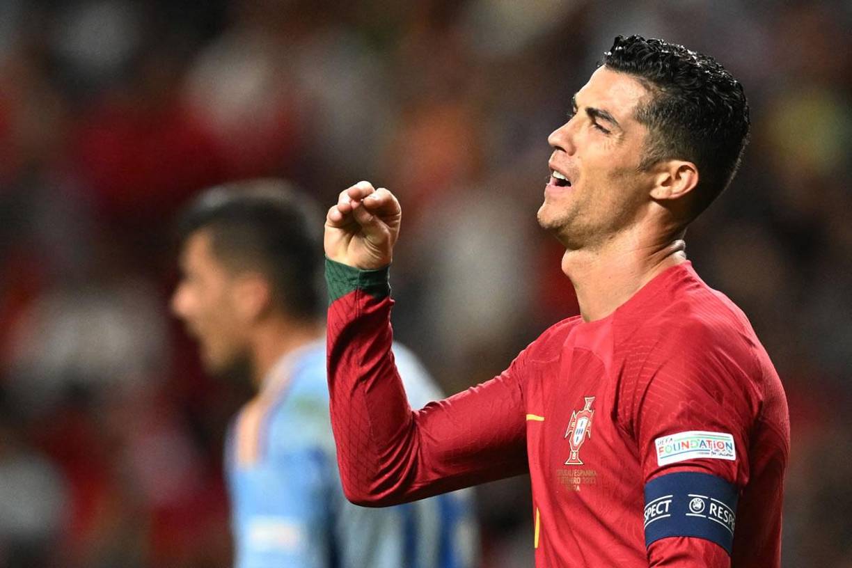 Cristiano Ronaldo estuvo cerca de marcar en el segundo tiempo, pero en una jugada que recibió el balón en el área, iba a disparar, sin embargo apareció un defensa español para robarle la pelota. El portugués pidió a sus compañeros con este gesto que le hablaran a la próxima.