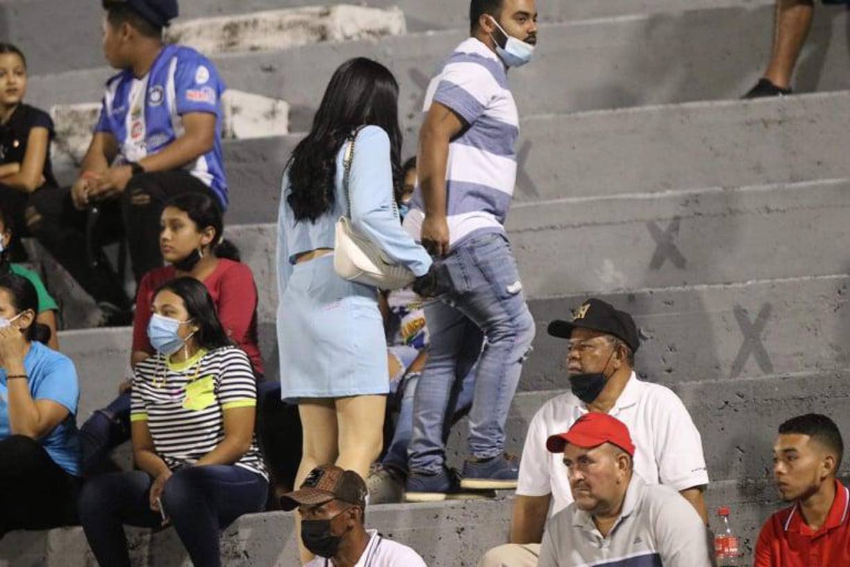La influencer Roxana Somoza decidió llegar al estadio Municipal Ceibeño para disfrutar del clásico Victoria vs Vida que lo ganaron los cocoteros con marcador de 2-1.