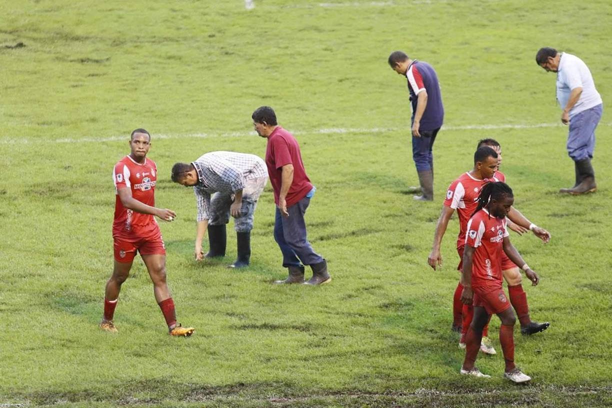 Jugadores de la Real Sociedad abandonando el campo al medio tiempo del partido y se puede ver claramente el estado de la cancha del Olímpico.