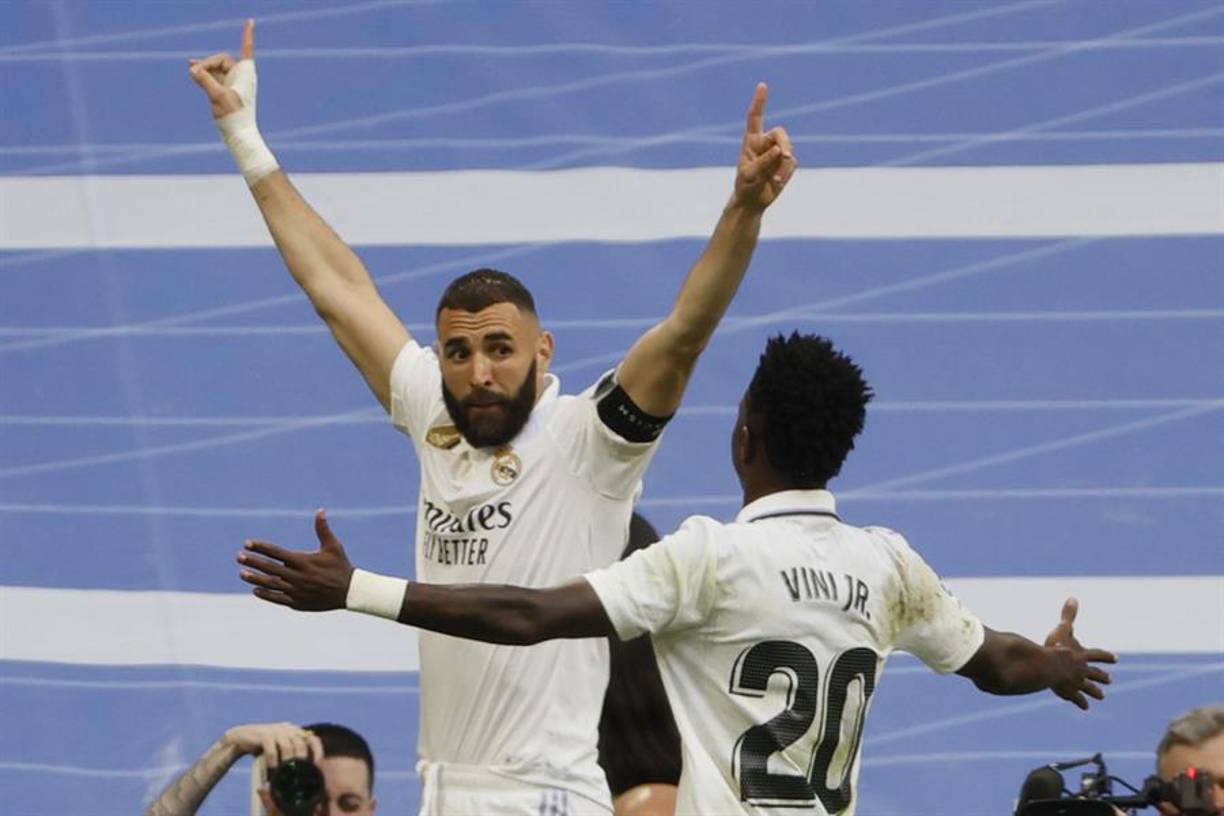 En la celebración, el dedo índice de la mano derecha, ya con el icónico vendaje, dirigiéndolo a la grada del Santiago Bernabéu en un gesto de agradecimiento.