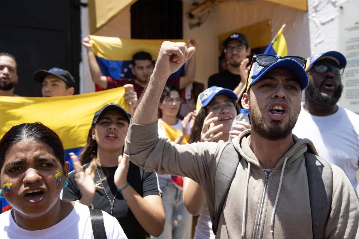 Coincidiendo con las movilizaciones convocadas en Venezuela para protestar por los resultados de las presidenciales brindados por el <b>Consejo Nacional Electoral</b> (CNE), según el cual fue reelegido el presidente Nicolás Maduro, venezolanos afincados en República Dominicana se apostaron frente a la sede diplomática portando banderas y carteles, y entonando consignas en apoyo al opositor. 