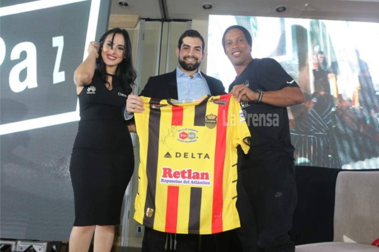 Ronaldinho con Mateo Yibrin, hijo de uno de los ex-presidentes del Real España y la nueva camiseta del club sampedrano.