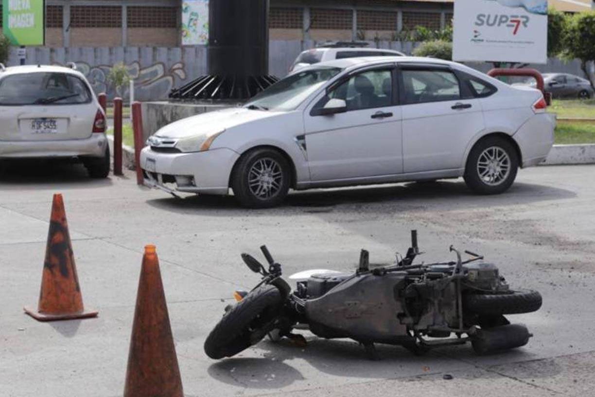 A pocos metros del cuerpo de la fallecida quedó la moto, el casco y un cargador de una pistola calibre 22 milímetros.