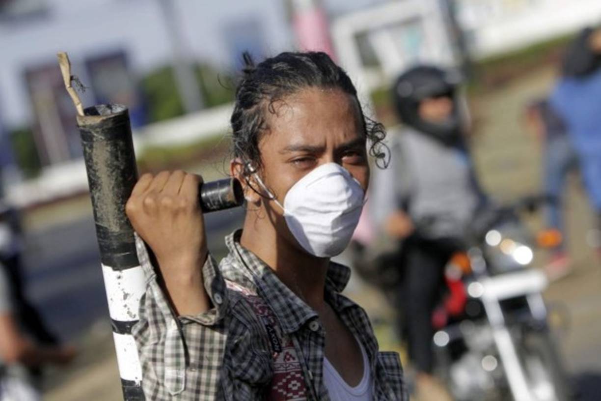 En las ciudades de León y Masaya hubo 'quema de vehículos particulares, saqueo y destrucción de edificios públicos' así como robos en centros comerciales, informó el gobierno.