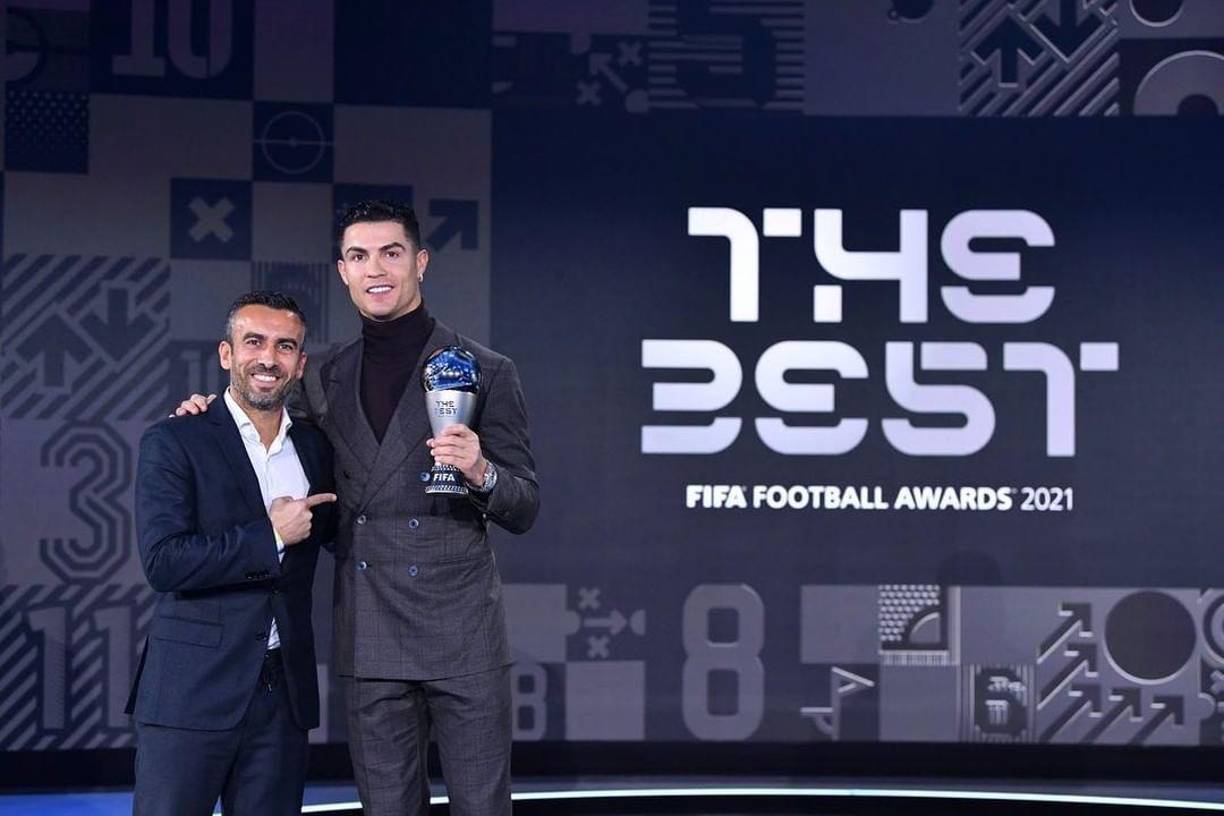 “En los últimos cinco años, Ricardo ha ido moviendo los hilos indicados hasta ganarse la confianza de Ronaldo. Tanto es así que muchas de las decisiones que ha tomado, en diferentes ámbitos de la vida, se han producido tras escuchar a su ‘amigo’. El comienzo del fin de la relación entre Mendes y Cristiano, la cual ha estallado ahora, estuvo en la salida del futbolista del Real Madrid. Ricardo apoyó esta decisión y él fue el hombre clave de aquel tira y afloja con el club blanco”, se lee en la publicación de El Español.