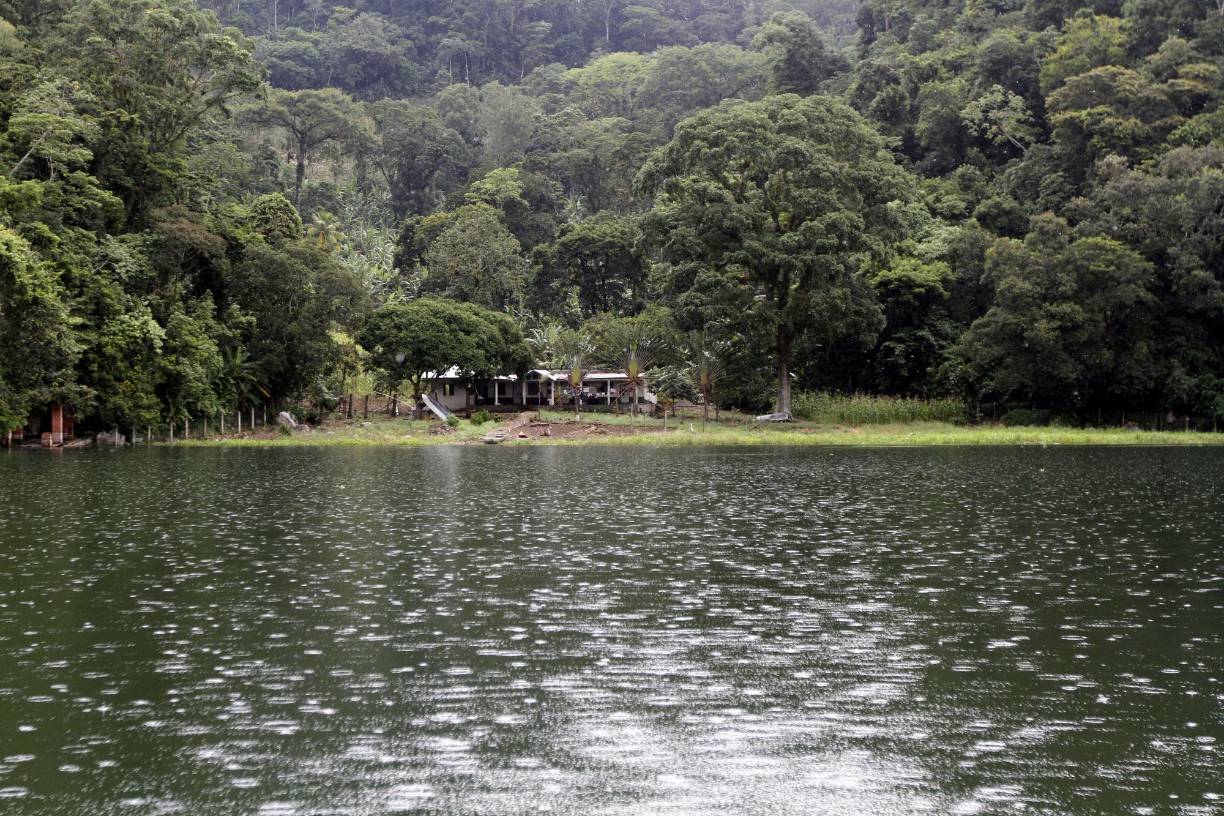 El Lago de Yojoa está entre los departamentos de Cortés, Comayagua y Santa Bárbara, esta imagen refleja una comunidad de Santa Bárbara a la que solo se puede llegar en lancha.