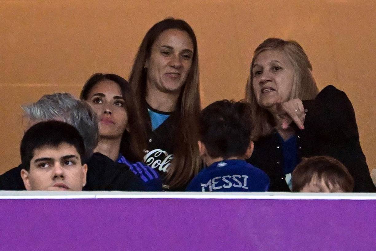 La madre de Lionel Messi, Celia María Cuccittini, en el palco del estadio Lusail.