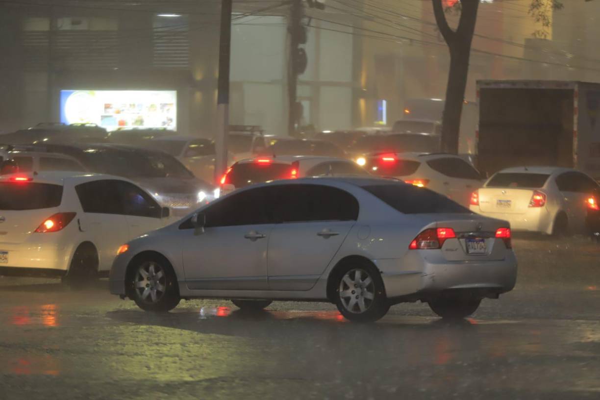 Varios videos que circulan en las redes sociales dejaron en manifiesto cómo nuevamente la vulnerabilidad de un sistema de drenaje en la ciudad industrial pasa factura.