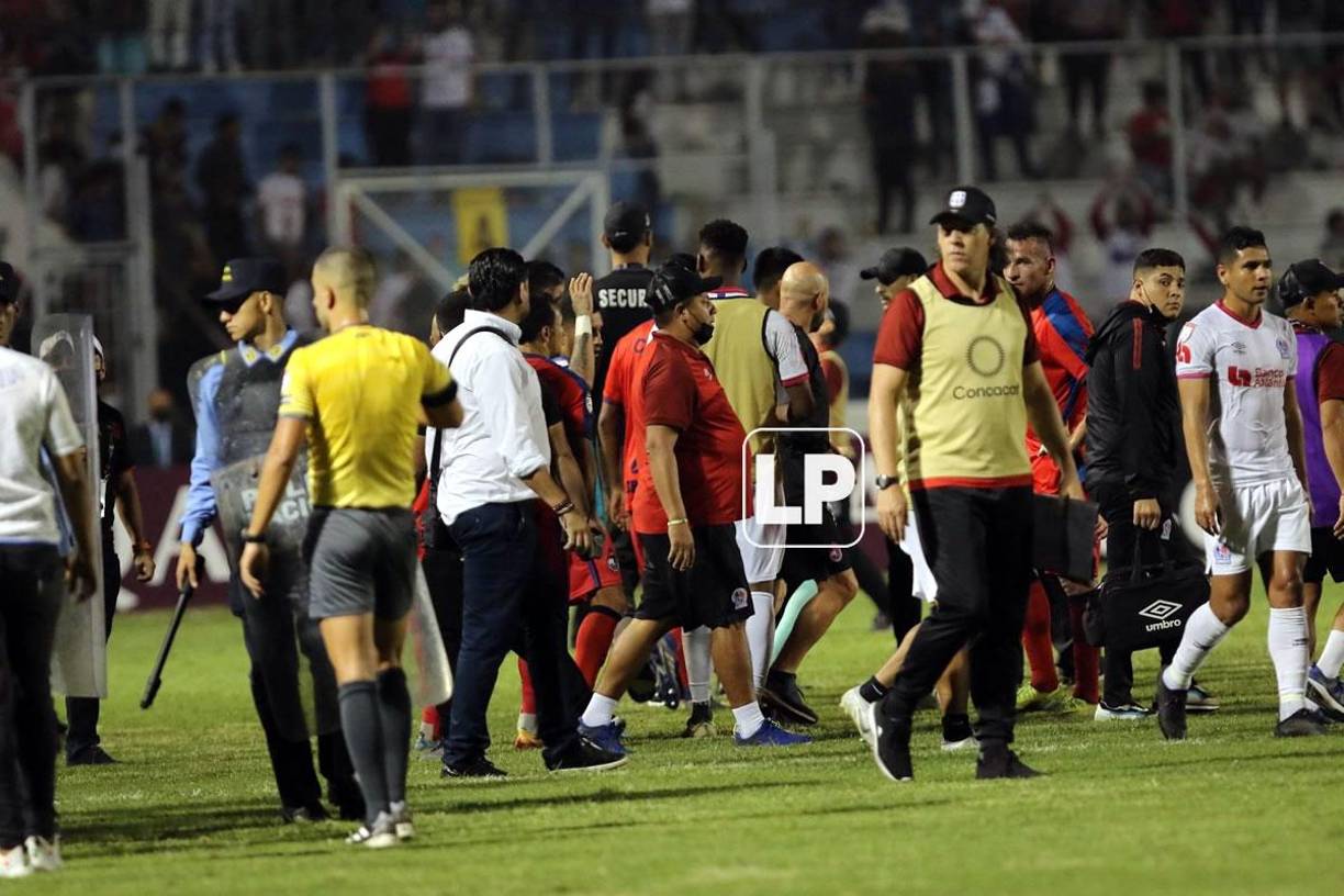La policía y miembros de seguridad tuvieron que intervenir para evitar que la pelea pasara a mayores cosas.
