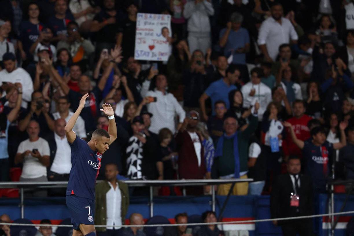 Aplaudido por los espectadores cuando se enteraron de su entrada en el once titular una hora antes del inicio del partido, Mbappé escuchó su nombre coreado durante la presentación de los equipos.