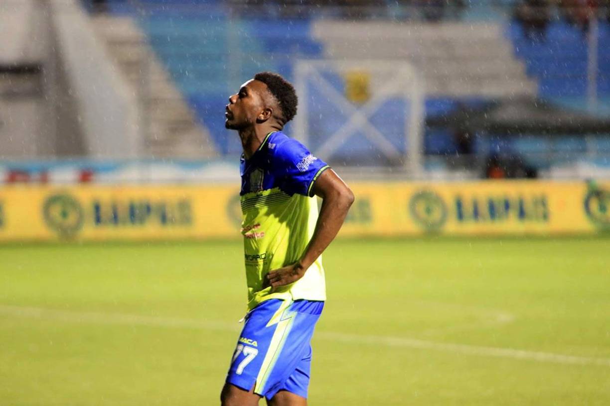 Carlos ’Muma’ Fernández fue el villano de Potros al ser expulsado tras la segunda amarilla y se fue del campo muy triste y apesarado por dejar con 10 al Olancho FC.