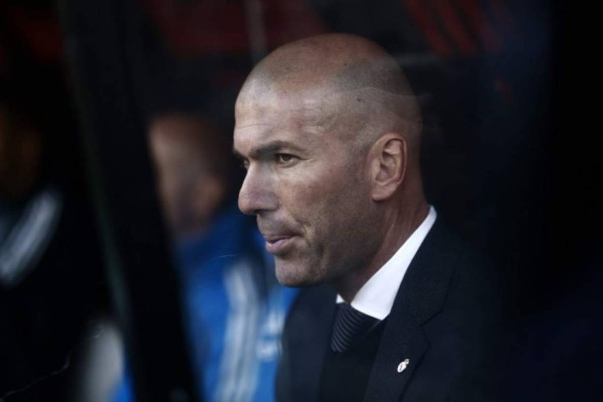 Zidane aseguró que quiere “terminar cuanto antes la temporada, pero tenemos que jugar. No podemos acabar así, dando esta imagen. Yo incluido. De lo que pensé, no ha salido nada bien. Tenemos que respetar al fútbol y al club. Tenemos que acabar jugando mejor que hoy”, indicó.