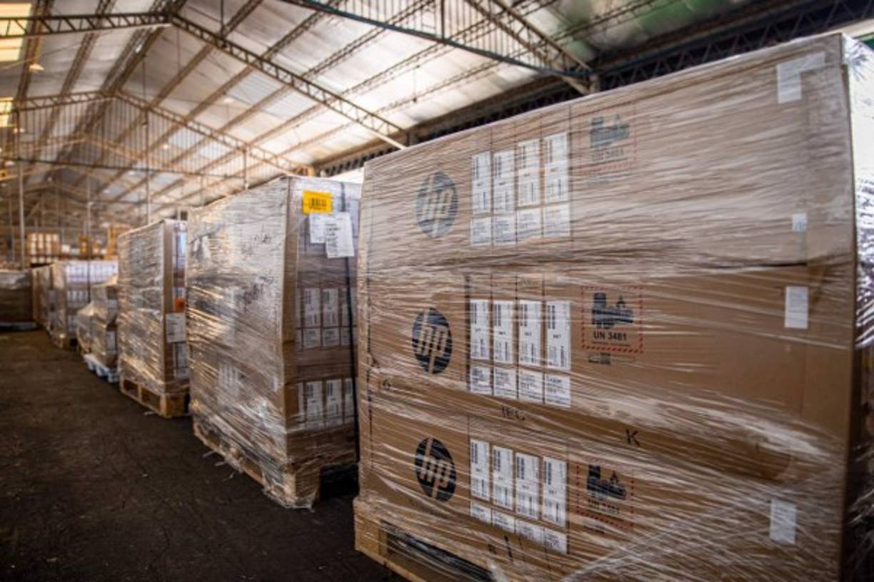 'Las computadoras vienen con Windows 10, Google Classroom y todas con internet gratis. También incluirán certificación en el idioma inglés para los alumnos de último año de bachillerato, en la plataforma Platzi', agregó.<br/>