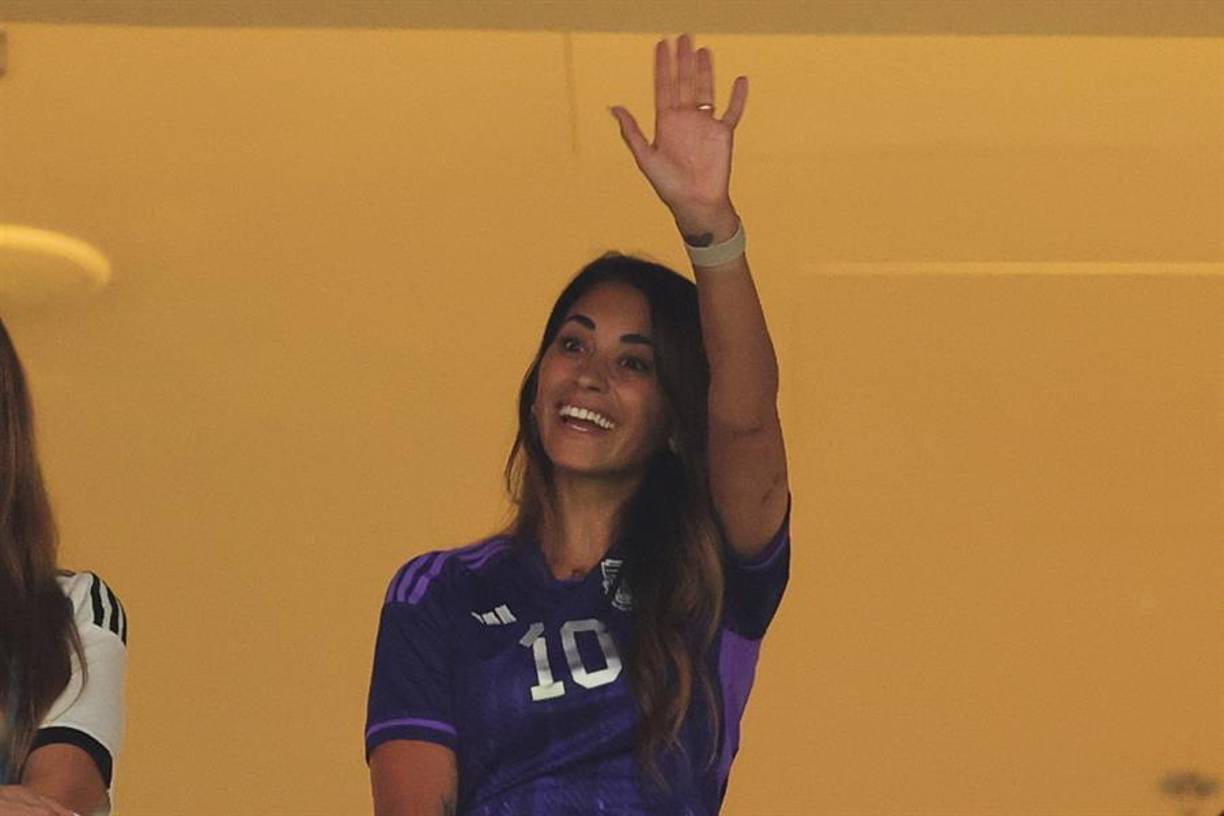Pero en Argentina no se quedan atrás, ya que Antonela Roccuzzo, esposa de Lionel Messi, ha enamorado con su belleza y apoyo.