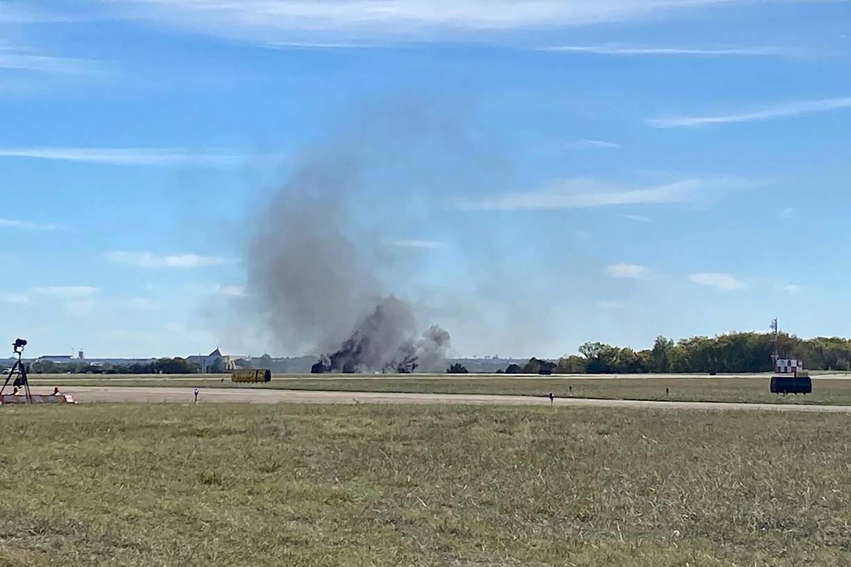 El programa del sábado incluía un desfile de aviones bombarderos, entre ellos el B-17, seguido de escoltas de cazas como el P-63.