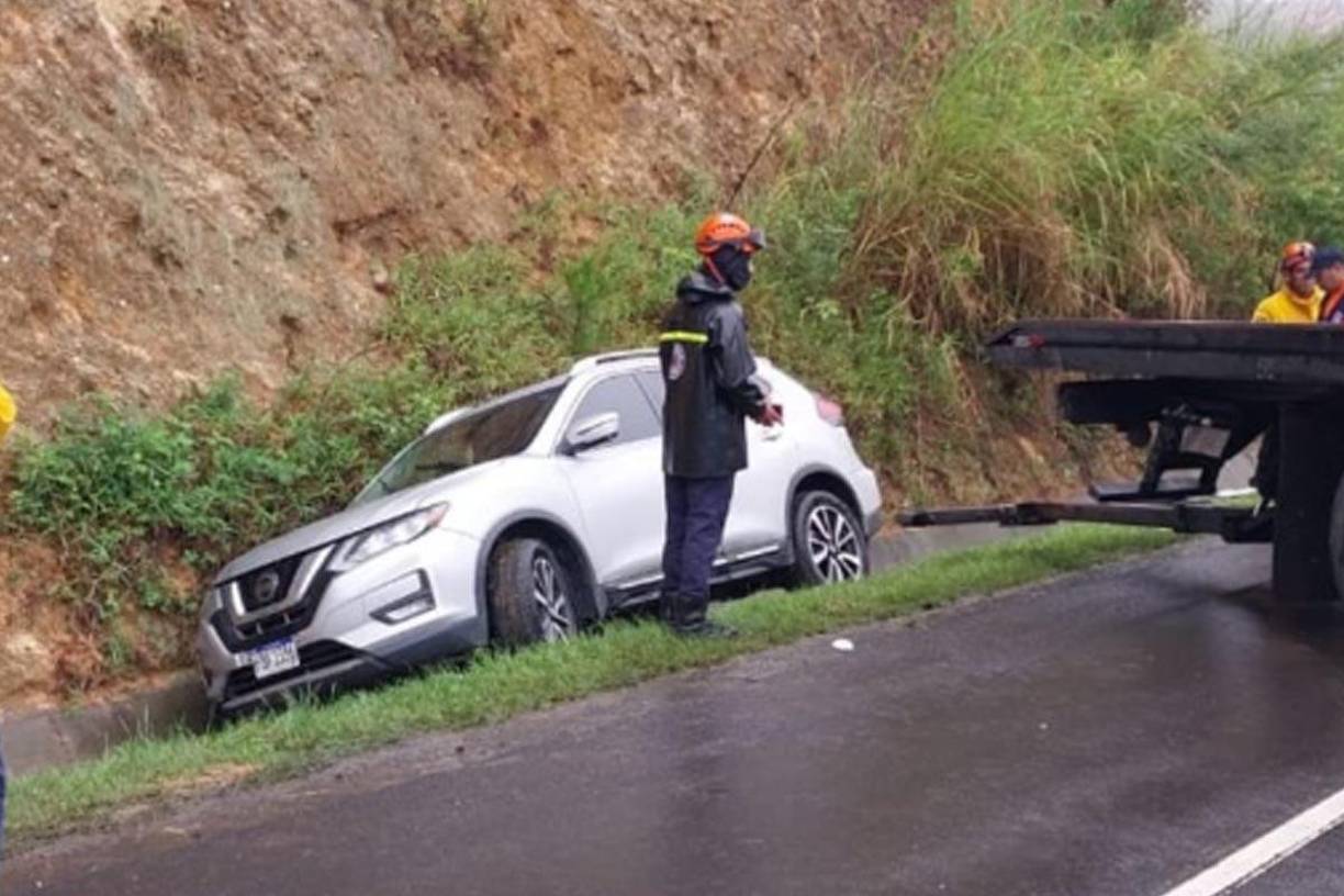 Uno de los vehículos que se salió de la carretera.