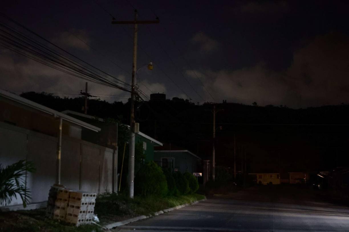 En medio de la oscuridad aplastante y la desesperación que se cierne sobre esta zona, las familias continúan aferrándose a la esperanza como un pequeño fuego en la noche más oscura, y a pesar de las dificultades que enfrentan, su espíritu resiliente se niega a apagarse.