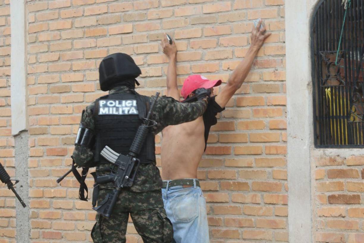 Los militares tienen resguardada toda la zona de La Laguna y hacen inspecciones a los ciudadanos que transitan por allí.