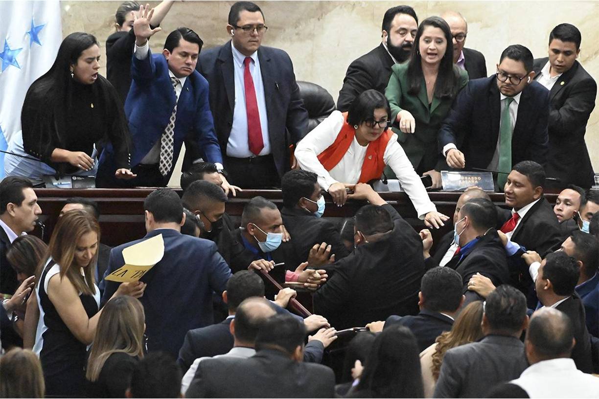 En la sesión hubo hasta golpes entre los parlamentarios del Libertad y Refundación (Libre) y del Partido Nacional, quienes exigían a la directiva la palabra para presentar una moción de orden.