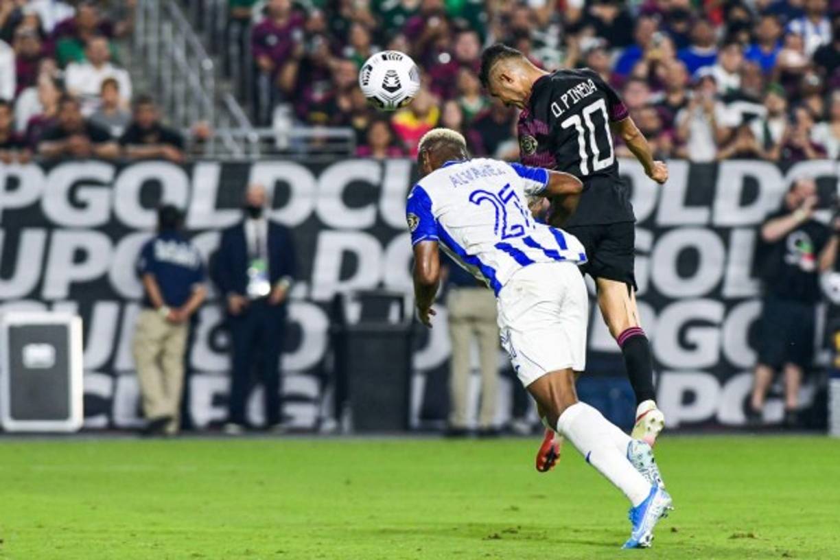 Kevin Álvarez fue superado por Orbelín Pineda en esta jugada que significó el 3-0 de México sobre Honduras.
