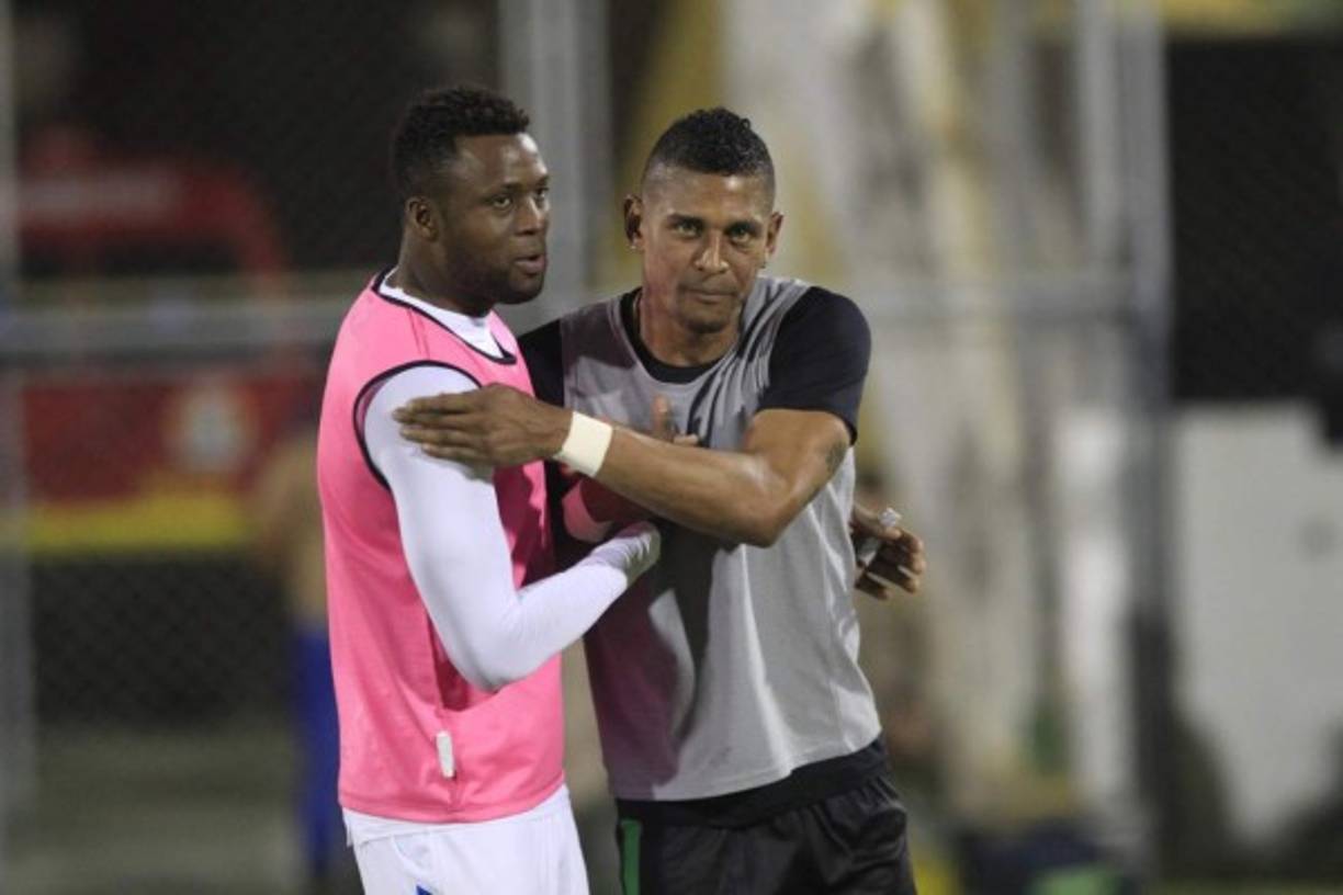 Carlo Costly y Yustin Arboleda se saludan antes del juego Olimpia-Platense. Fueron compañeros en el Marathón.