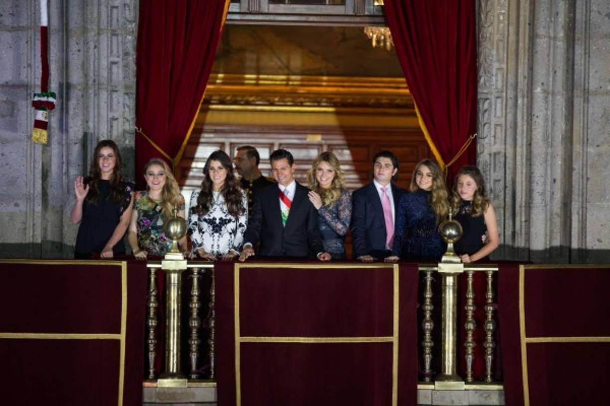 Aunque la Primera Dama fue austera, las hijas del Presidente vistieron de firmas extranjeras según la prensa mexicana.