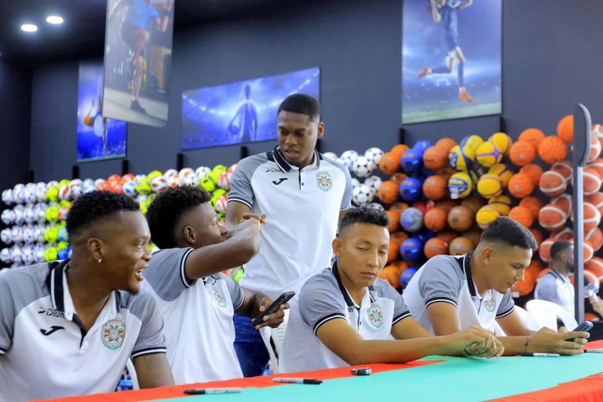 Furor: Marathón se deja querer por su afición en firma de autógrafos