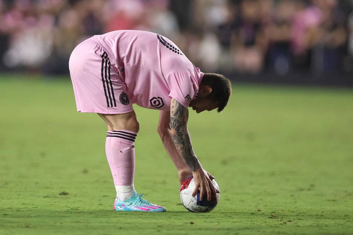 Leo Messi colocó el balón para cobrar el tiro libre buscando marcar el primer gol del partido, pues estaban 0-0.
