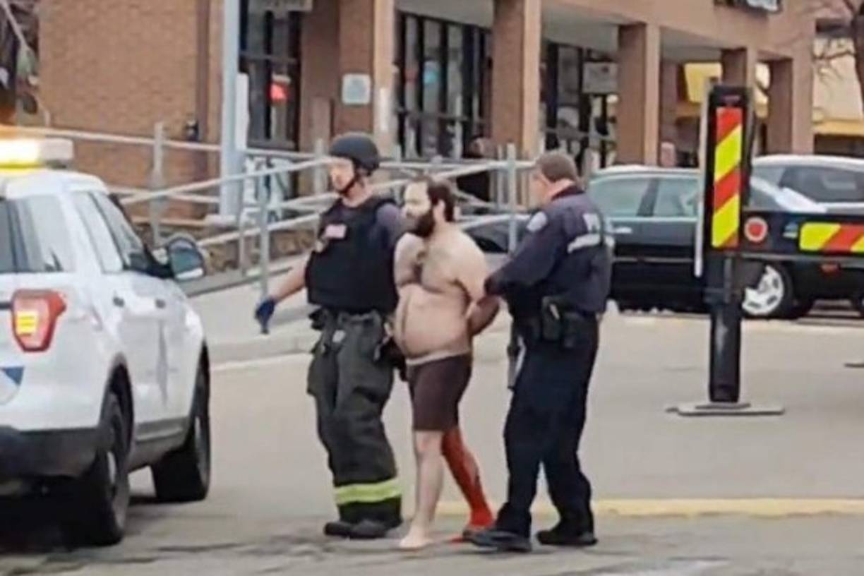 Las autoridades de Boulder (Colorado, EE.UU.) identificaron este martes al autor del tiroteo que dejó diez muertos en un supermercado de esa ciudad como Ahmad Al Aliwi Alissa, de 21 años, y le acusaron de diez cargos de asesinato en primer grado.