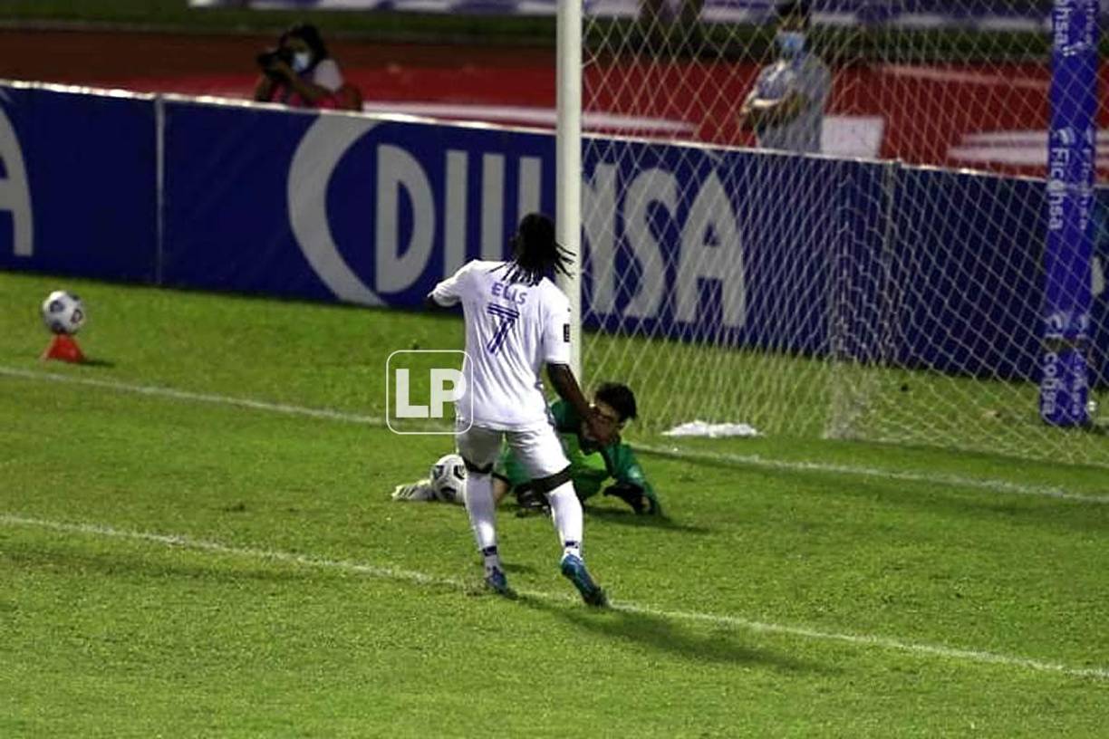 Alberth Elis tuvo una clara ocasión para marcar el empate, pero el delantero protagonizó tremendo oso al no poder pegarle al balón.