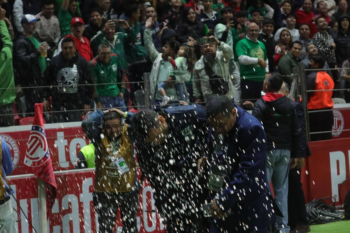 El miembros del cuerpo técnico de la Selección de Honduras se fue del campo bajo el lanzamiento de objetos de los aficionados mexicanos.