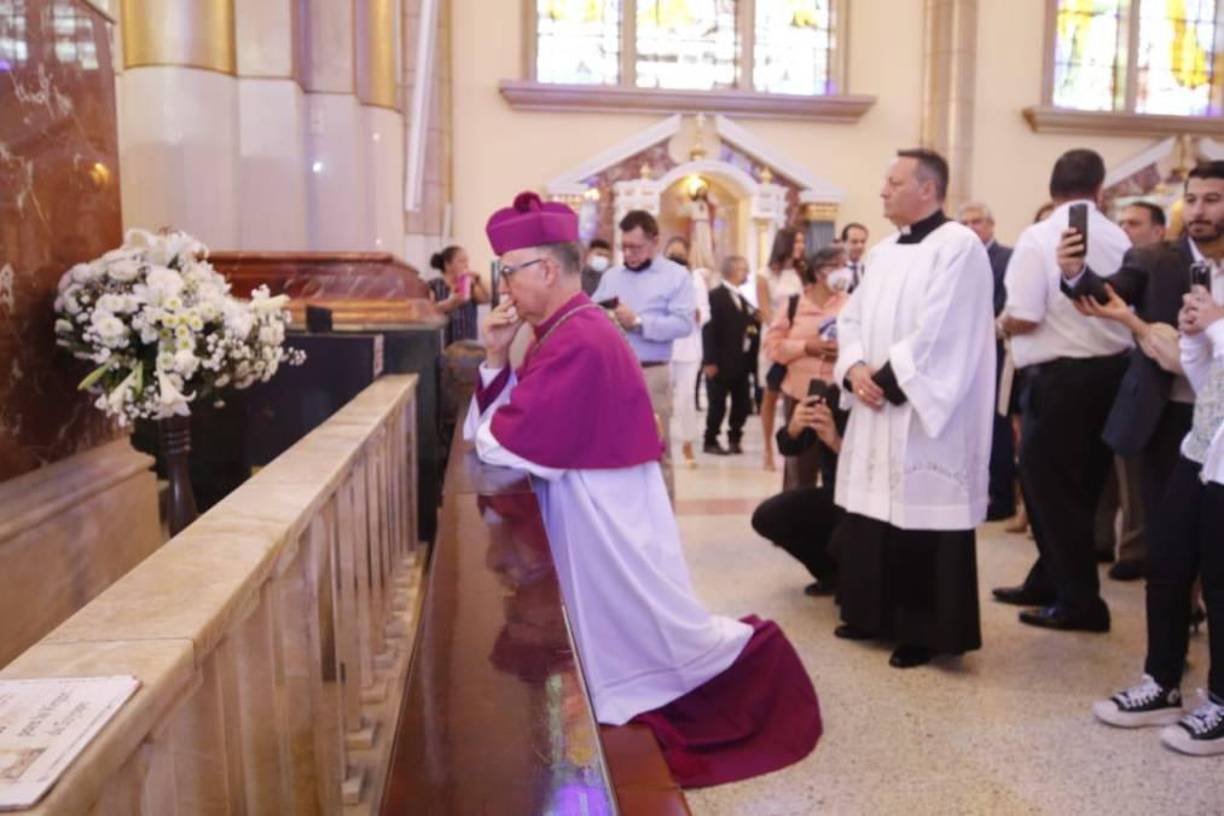 El nuevo rostro de la Arquidiócesis de Tegucigalpa, posee una licenciatura en Sociología, cursada en Alicante, España; también posee conocimientos en Filosofía y Teología.