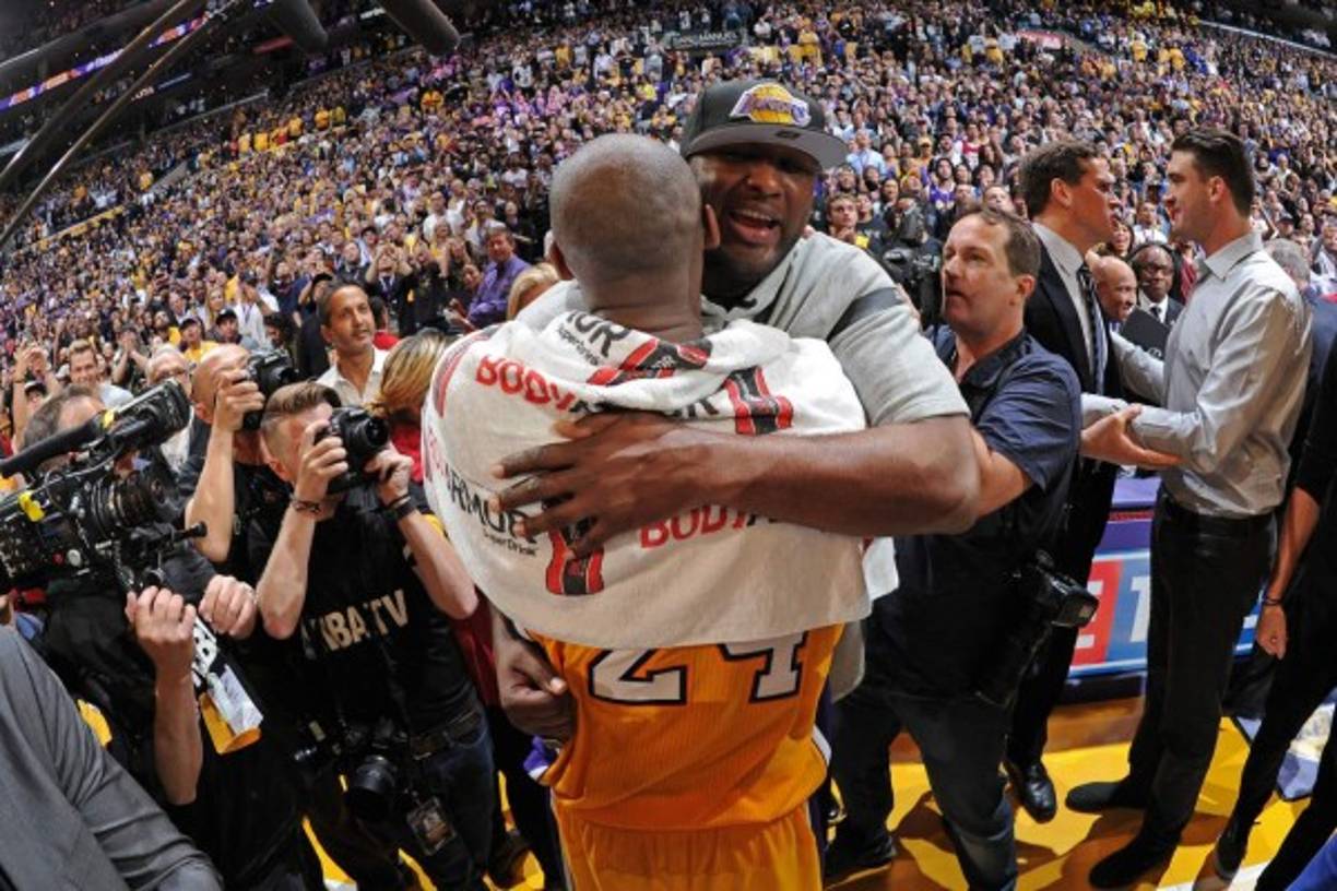 Lamar Odom abraza a Kobe Bryan.