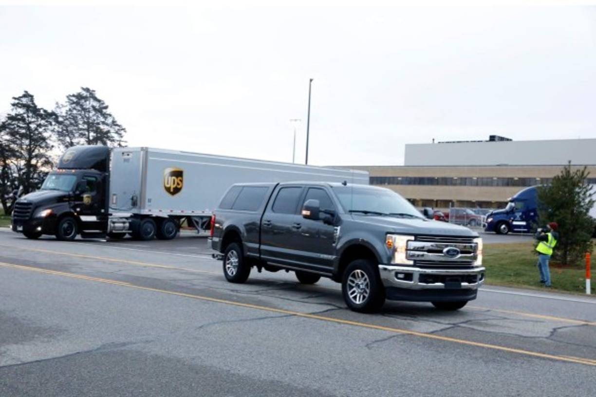 Los primeros furgones que trasladan la vacuna de Pfizer/BioNTech contra el covid-19 partieron esta mañana de la planta de la empresa en Michigan para dar inicio a la esperada campaña de vacunación de millones de estadounidenses en el país más afectado del mundo por la pandemia.