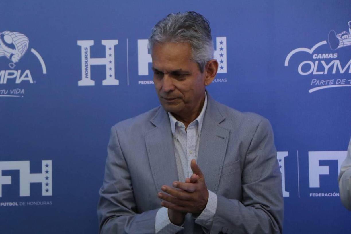 “Me reuní en Dortmund con la mamá y con Leonardo Posadas sobre la proyección de él, lo que quiere, lo que piensa el papá, la mamá y fui hasta allá y me reuní con ellos”, empezó comentando.