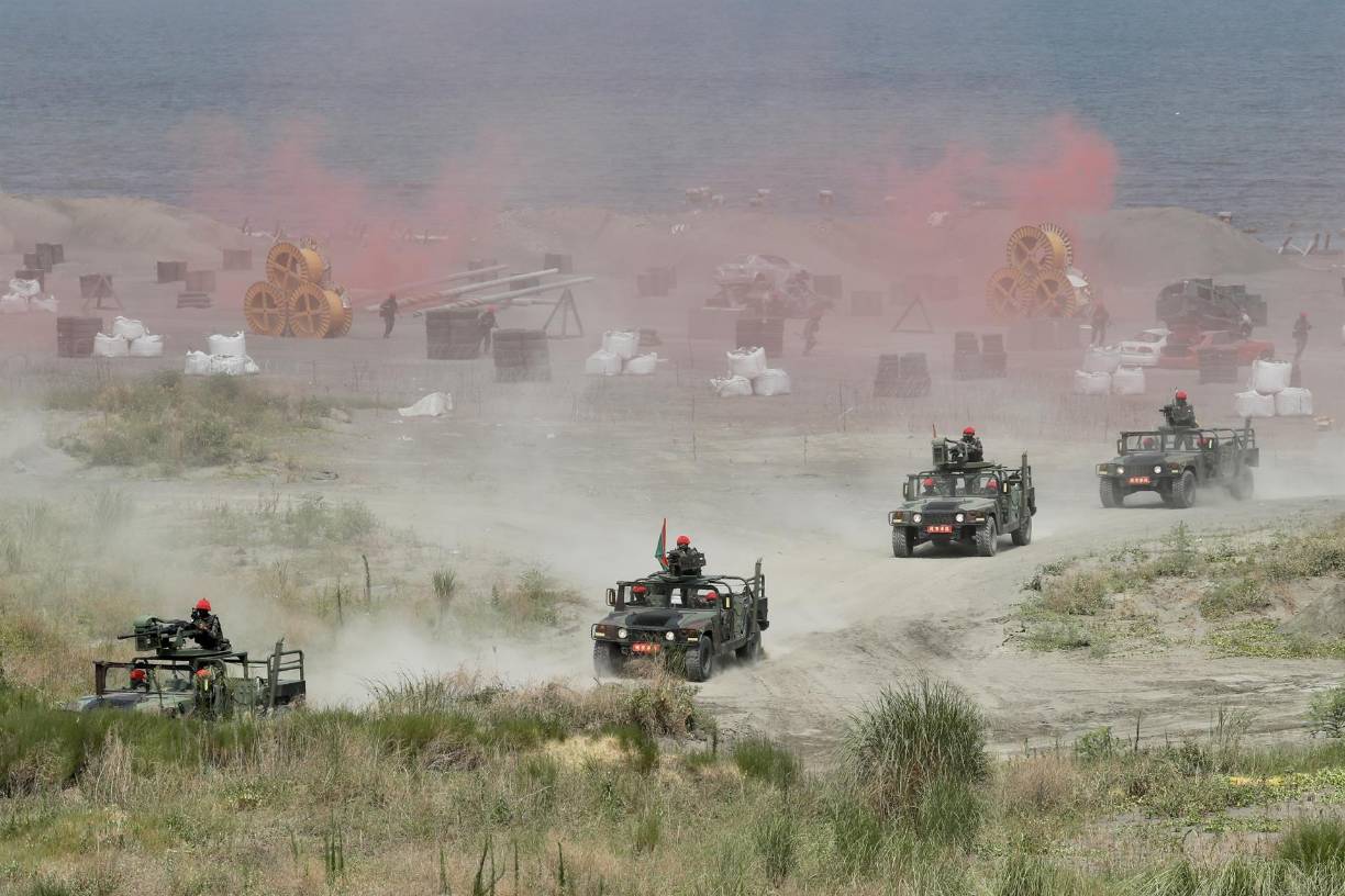 En tanto, el gobierno de Joe Biden intenta apaciguar la furia de China, que anunció ejercicios militares con fuego real en el Estrecho de Taiwán. 