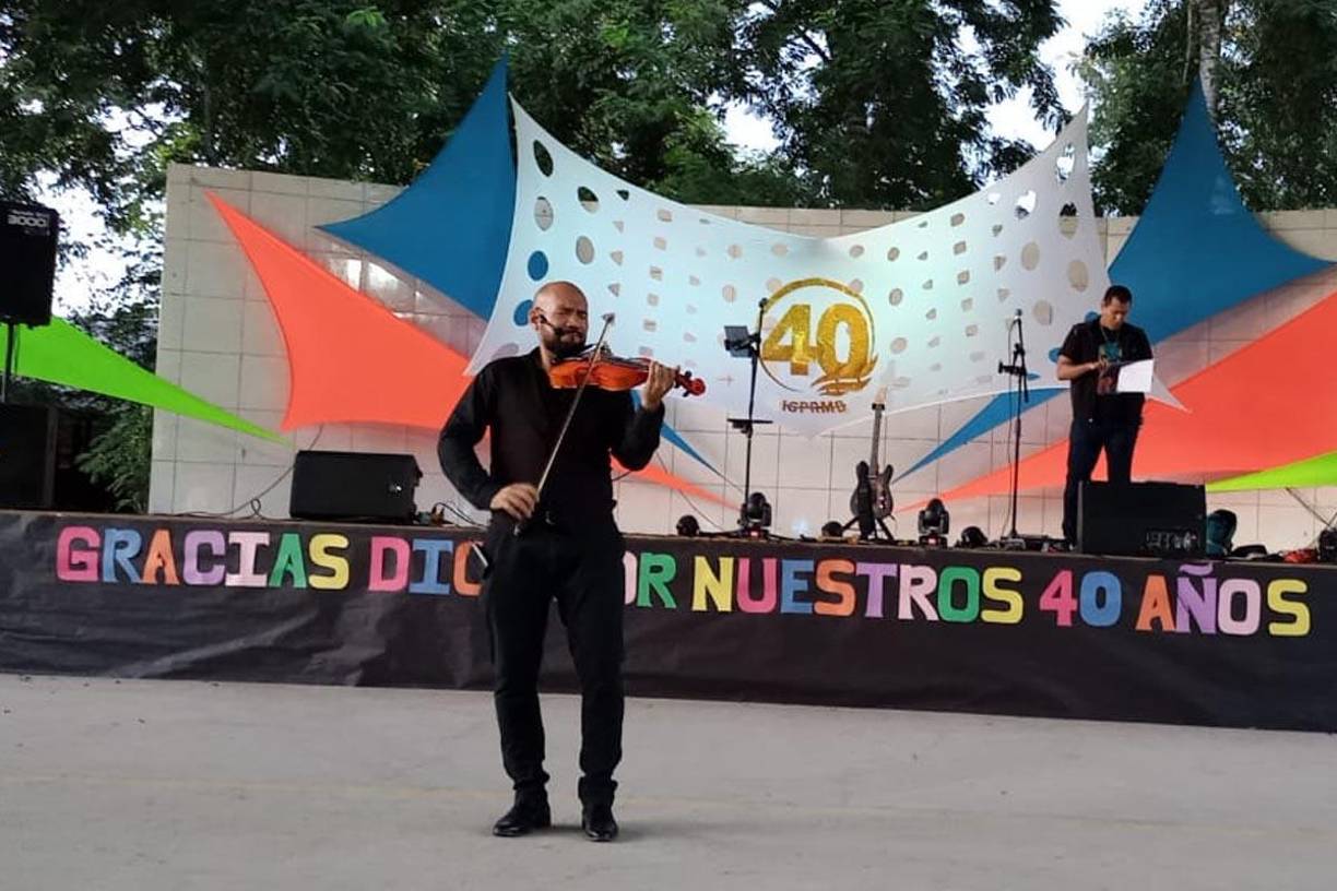 El violinista profesional y también docente de Música, Mario Fúnez, cautivó a los presentes.