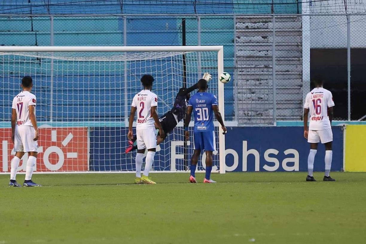 Edrick Menjívar realizó este gran tapadón tras un tiro libre de Alexy Vega.