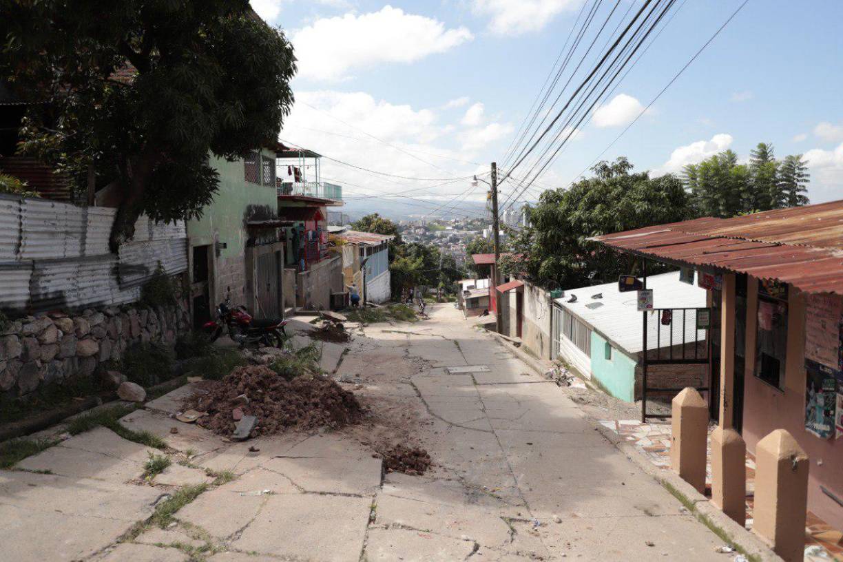 El delegado de la Comisión Permanente de Contingencias (Copeco) en esa zona de la capital, Roger Aguirre, dijo a la AFP que habían logrado evacuar unas 300 personas de cerca de medio centenar de viviendas destruidas, pero que la operación seguía en curso.