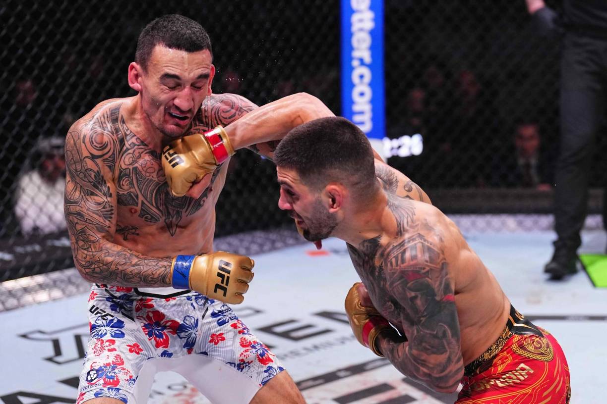 Ahí empezó a caer Holloway. El derechazo de Topuria le hizo mucho daño al estadounidense.