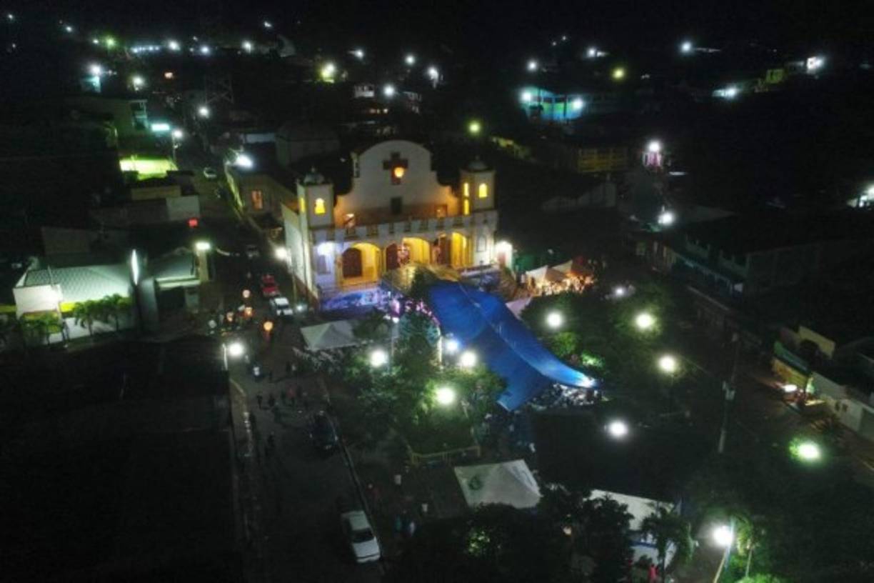 Desde las dos de la mañana, miles de peregrinos se reunieron frente a la catedral de San Salvador para seguir por medio de pantallas gigantes la ceremonia en el Vaticano.